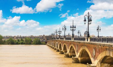 bordeaux şehrinde eski taşlı Köprüsü