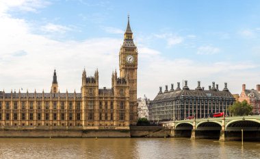 Big Ben ve Westminster Köprüsü Londra 'da.