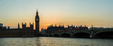Big Ben ve Westminster Köprüsü Londra 'da.