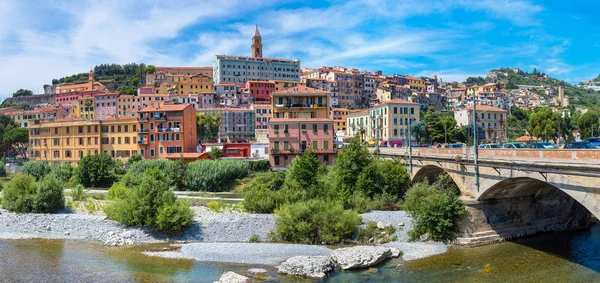 Maisons colorées dans la ville de Vintimille — Photo