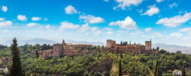 Granada'da Alhambra Arap Kalesi