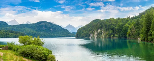 Schloss hohenschwangau und Alpen — Stockfoto