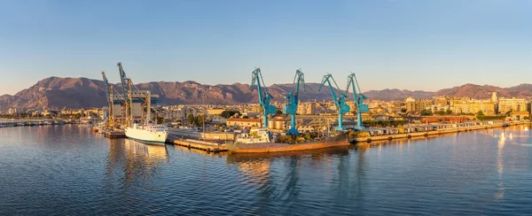 Gru da carico portuali a Palermo — Foto Stock