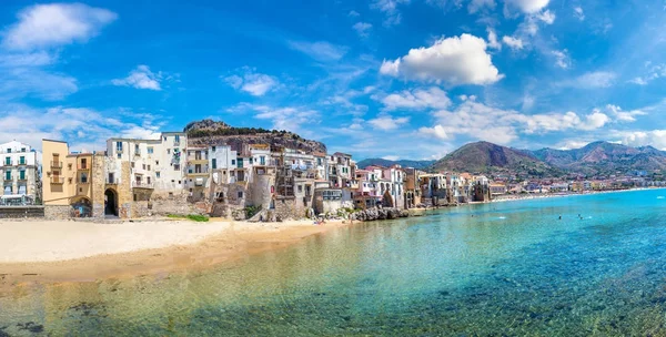 Praia de areia em Cefalu, na Sicília — Fotografia de Stock