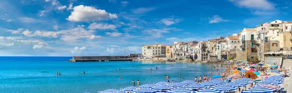 Praia de areia em Cefalu, na Sicília — Fotografia de Stock