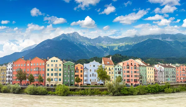 Fasáda budovy a Alpy hory — Stock fotografie