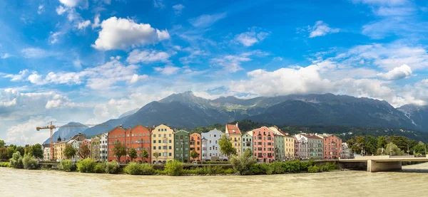 Gebäude Fassade und Alpen Berge — Stockfoto