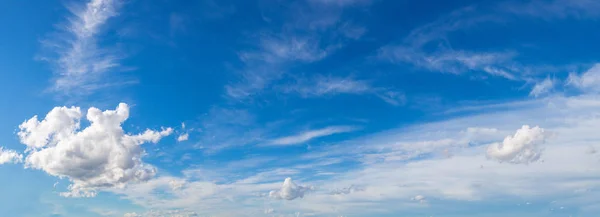 Blauwe lucht en witte wolken — Stockfoto