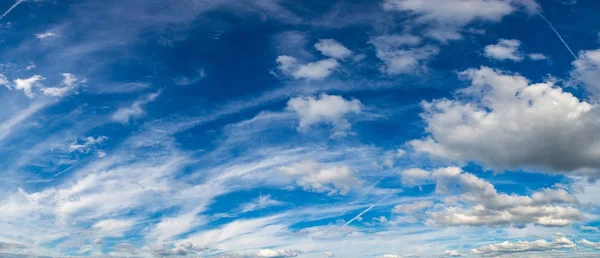 Blauwe lucht en witte wolken — Stockfoto