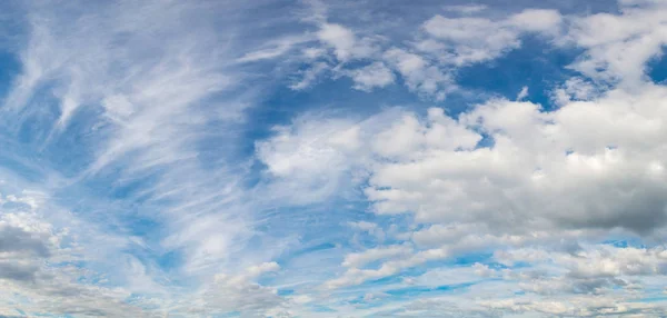Mavi gökyüzü ve beyaz bulutlar — Stok fotoğraf