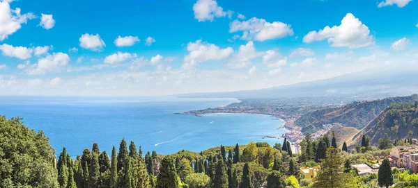 Widok w Taorminie na Sycylii — Zdjęcie stockowe