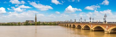 bordeaux şehrinde eski taşlı Köprüsü