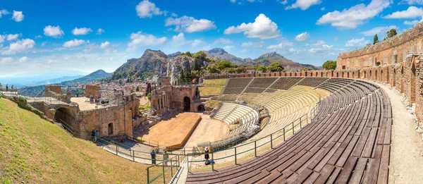 Antiguo teatro griego en Taormina — Foto de Stock