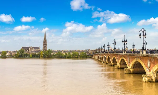 bordeaux şehrinde eski taşlı Köprüsü