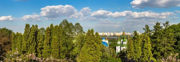 Kiev and Vydubychi Monastery — Stock Photo, Image
