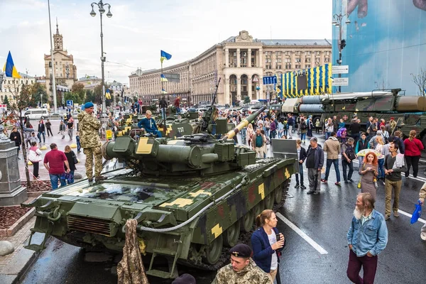 Exposición de equipamiento militar en Kiev — Foto de Stock