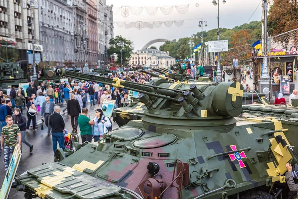 Ausstellung militärischer Ausrüstung in Kiew — Stockfoto