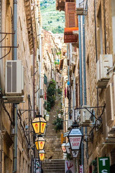 Rue piétonne dans la vieille ville Dubrovnik — Photo