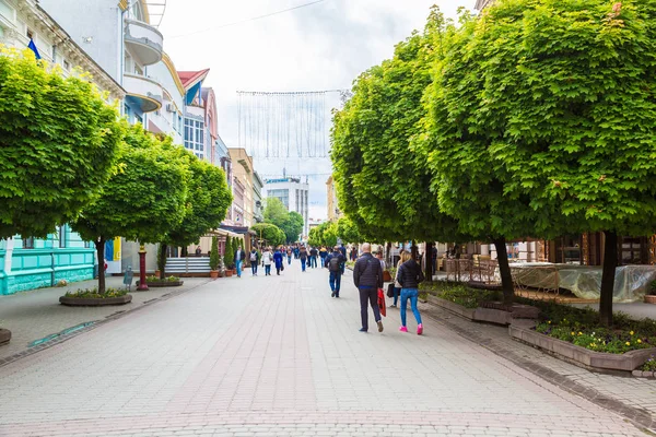 Mensen op straat Ivano-Frankivsk — Stockfoto