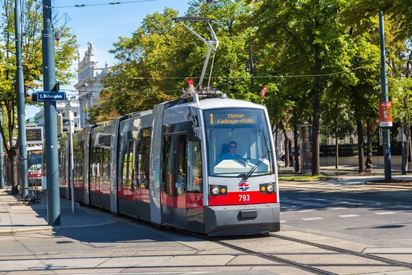 Электрический трамвай Вены — стоковое фото