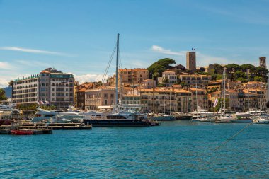 Cannes limanında demirlemiş yatlar
