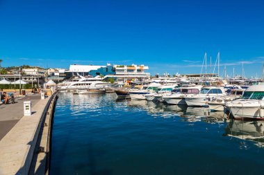 Cannes limanında demirlemiş yatlar