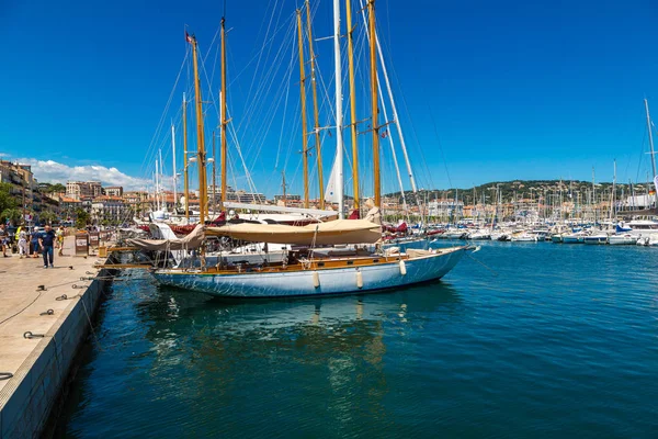 Jachty kotvící v přístavu v Cannes — Stock fotografie