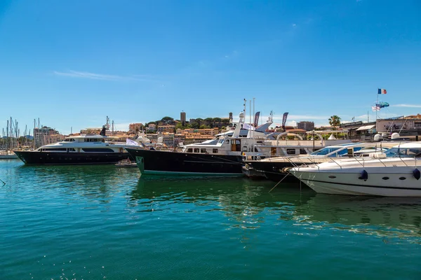 Yachten ankern im Hafen in Konserven — Stockfoto