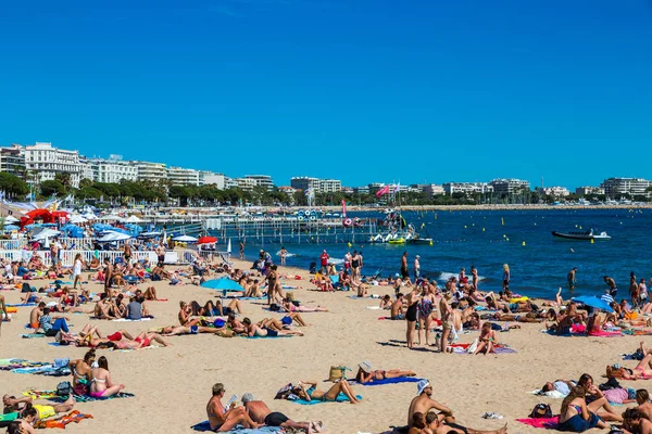 Menschen am Strand in Konserven — Stockfoto