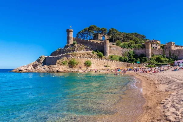 Παραλία της Tossa de Mar και φρούριο — Φωτογραφία Αρχείου