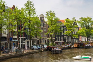Amsterdam şehir içinde kanal 