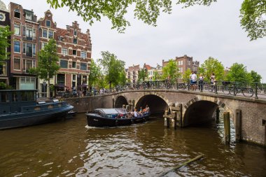 Amsterdam şehir içinde kanal 