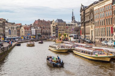 Amsterdam şehir içinde kanal 