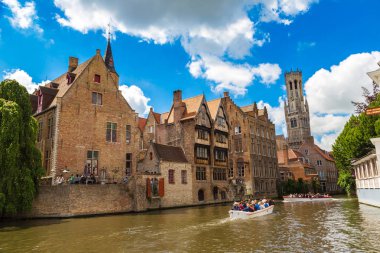 Bruges ve çan kulesinde kanal