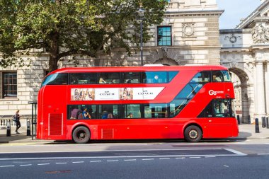 Modern kırmızı Çift katlı otobüs