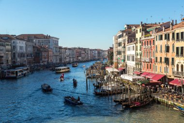 Gondol Venedik Canal Grande üzerinde