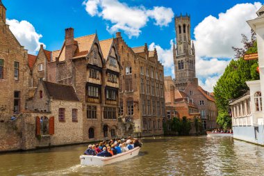 Bruges ve çan kulesinde kanal