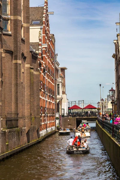 Amsterdam şehir içinde kanal — Stok fotoğraf