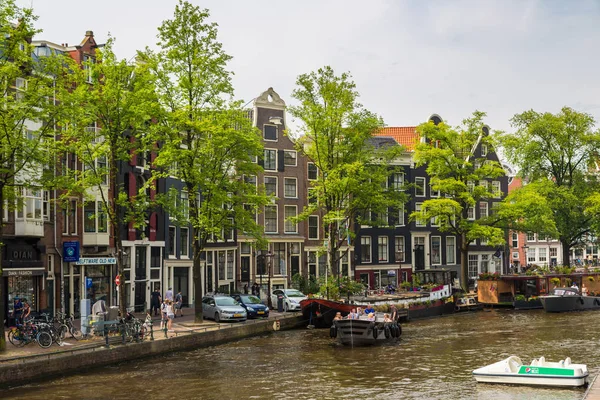 Canal em amsterdam cidade — Fotografia de Stock