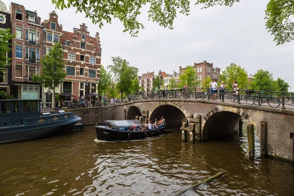 Canal em amsterdam cidade — Fotografia de Stock
