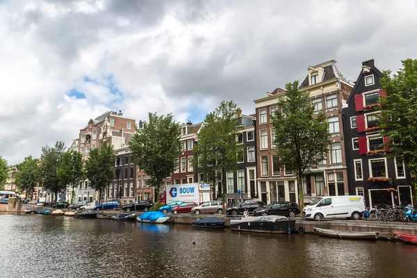 Canal em amsterdam cidade — Fotografia de Stock