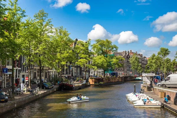 Kanal in der Stadt Amsterdam — Stockfoto