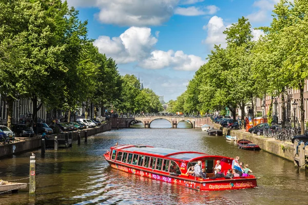 Canal em amsterdam cidade — Fotografia de Stock