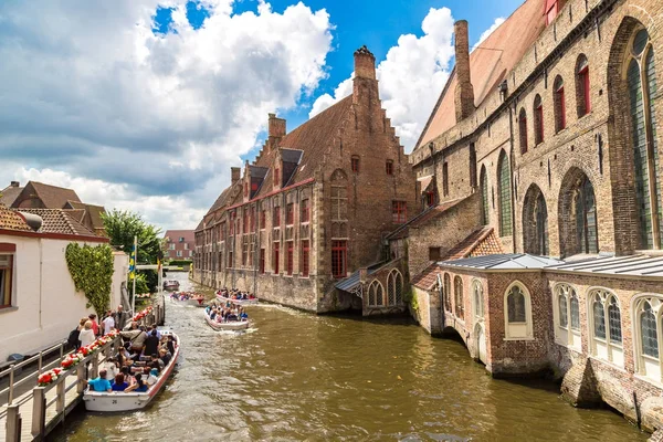 Touristenboot auf Kanal in Brügge — Stockfoto