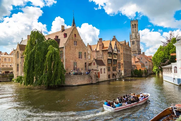 Bruges ve çan kulesinde kanal