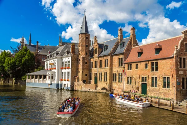 Bruges kanalda teknede turizm