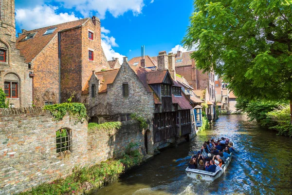 Bruges kanalda teknede turizm — Stok fotoğraf