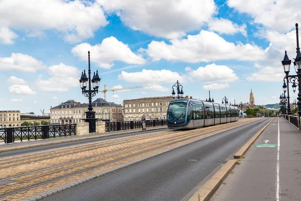 Moderne stad tram in Bordeaux — Stockfoto