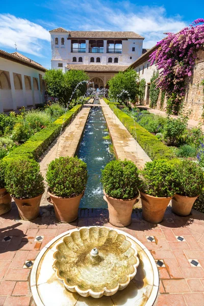 Fuente y jardines en Alhambra — Foto de Stock