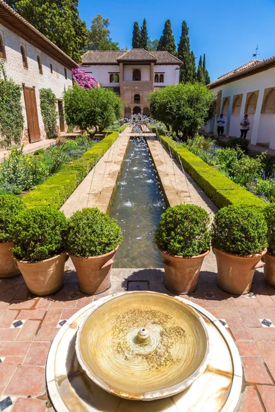 Fonte e jardins em Alhambra — Fotografia de Stock